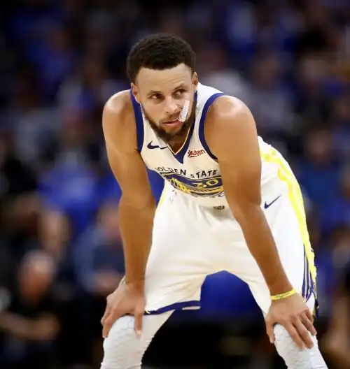 NBA, Curry continua a fare il fenomeno