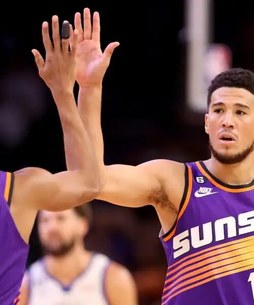 NBA: Booker da applausi, Phoenix manda al tappeto Golden State