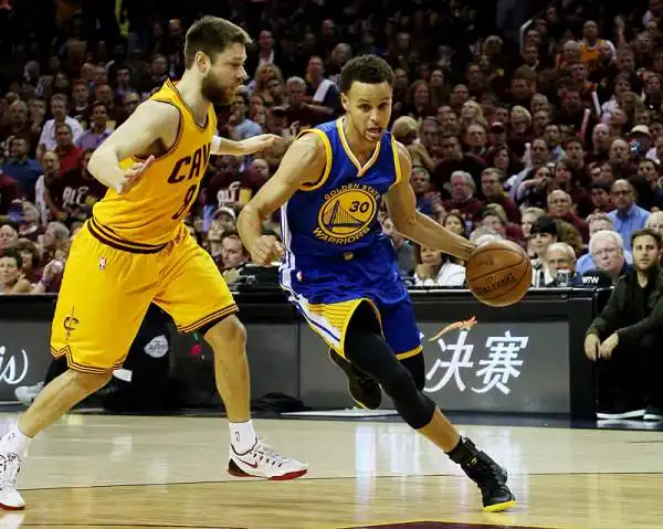 Continua l’incredibile favola dei Cleveland Cavaliers che vincono gara tre 96-91, incrementano il loro record senza Love e Irving a 4-0 e andando 2-1 nella serie finale. 40 punti per LeBron.