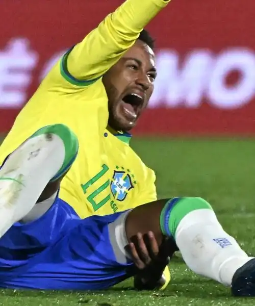 Neymar in lacrime: allarme ginocchio. Foto