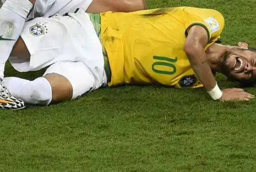 Neymar, vertebra rotta