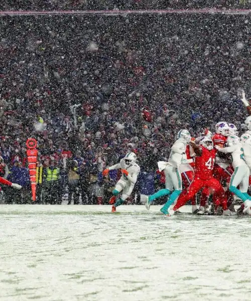 NFL, a Buffalo i tifosi colpiscono gli avversari con palle di neve