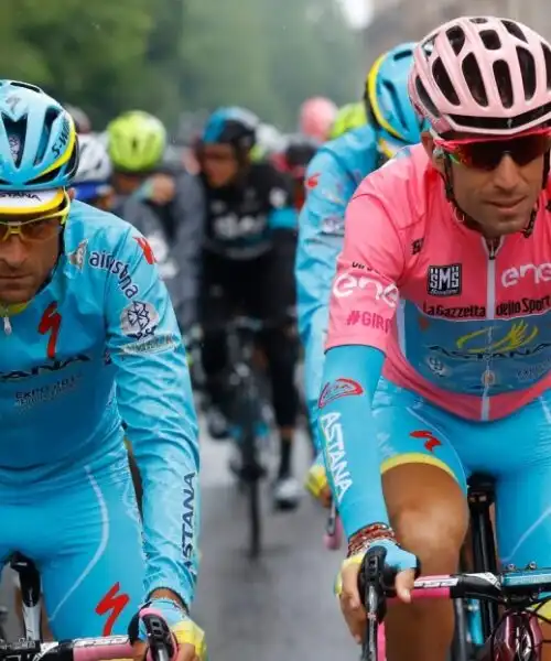 Michele Scarponi, una targa per l’aiuto a Vincenzo Nibali