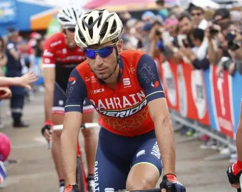 Nibali mantiene i piedi per terra