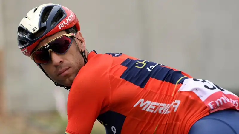 Nibali infastidito con un motociclista