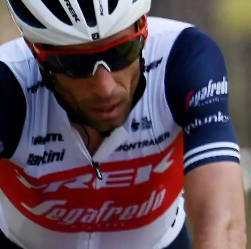 Vincenzo Nibali applaude i benefattori