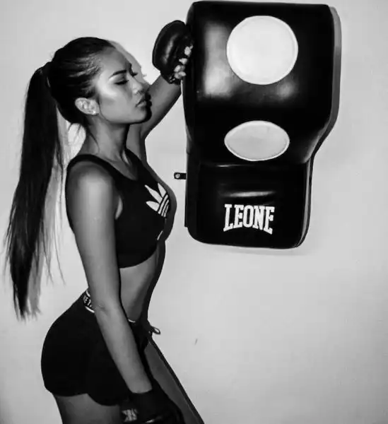 Tutte le foto della bellissima diciottenne thailandese, campionessa mondiale juniores di kickboxing.