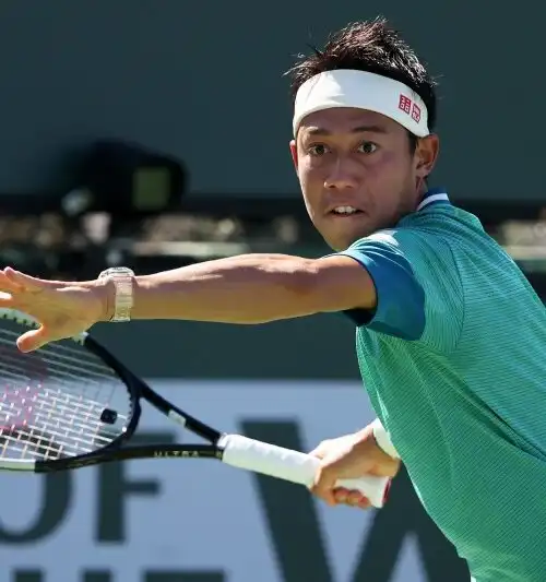 Kei Nishikori tira un dritto in faccia a Jannik Sinner