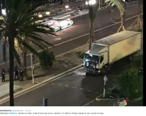 Attentato a Nizza, camion sulla folla