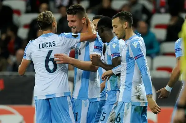 La Lazio rimonta e supera il Nizza nella terza giornata di Europa League con una rete di Caicedo e la doppietta di Milinkovic-Savic, di Mario Balotelli il gol dei padroni di casa.