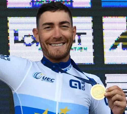 Giacomo Nizzolo tende la mano a Fabio Aru