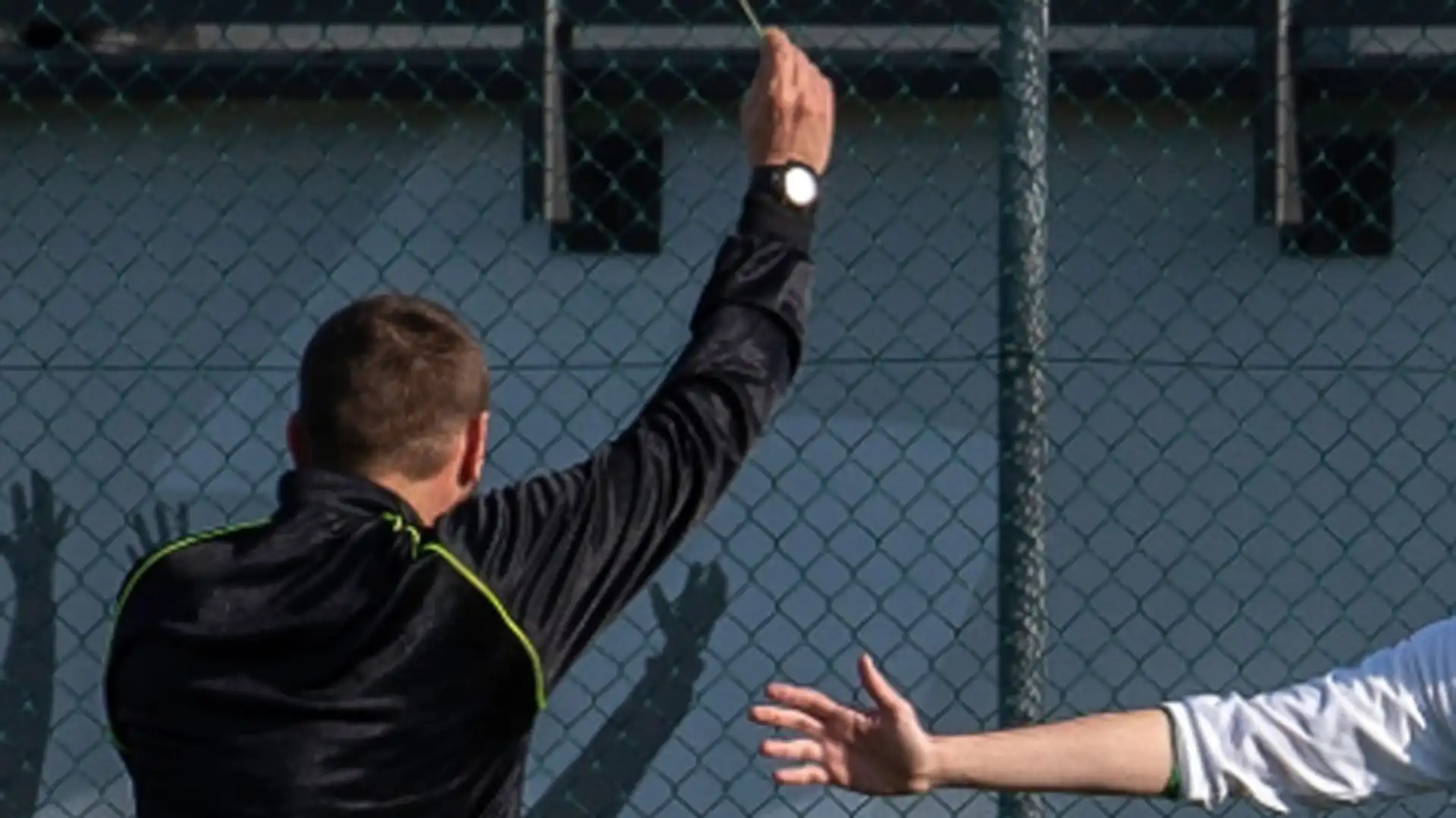 Ci sono dei comportamenti che gli allenatori detestano osservare nei propri calciatori, come protestare insistentemente dopo essere stati ammoniti. Ma non è il solo, ecco un elenco