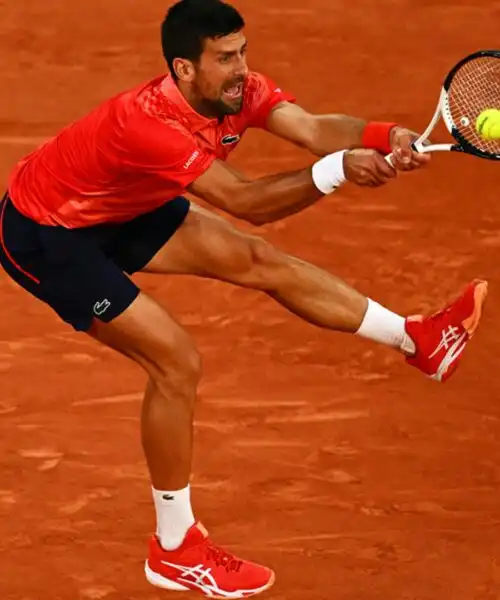 Novak Djokovic a volte sembra di gomma: le foto da Parigi