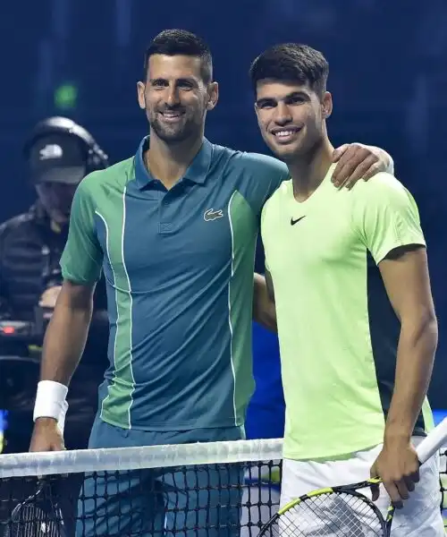 Carlos Alcaraz batte Novak Djokovic in esibizione