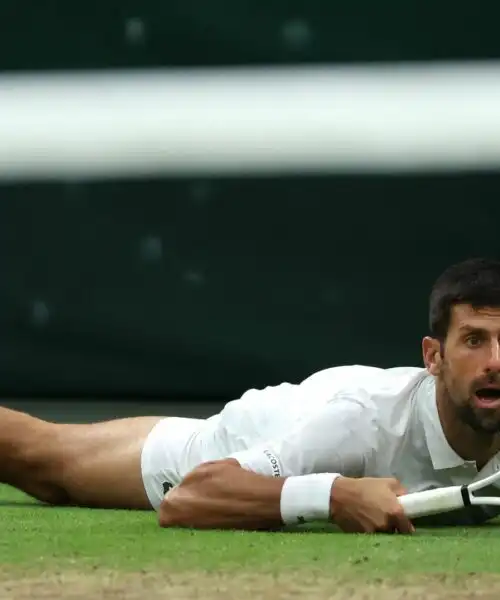 Novak Djokovic fa il coccodrillo sull’erba: le foto
