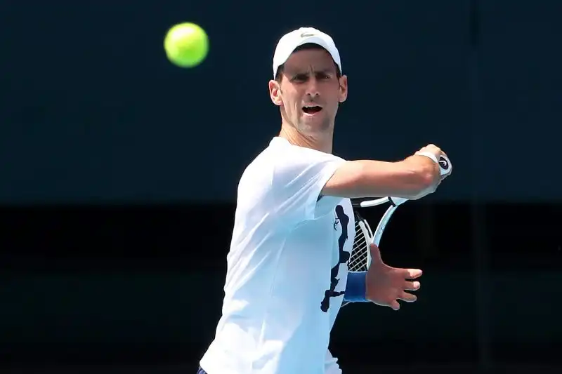 L’allenamento del numero 1 ATP sul campo dove lunedì 17 gennaio inizierà il primo Slam dell'anno