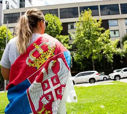 Novak Djokovic, i fans protestano a Melbourne: le foto