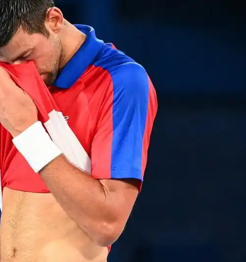 Stefanos Tsitsipas demolisce Novak Djokovic, la bordata del greco