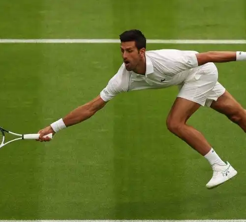 Novak Djokovic fa l’acrobata sull’erba: le foto