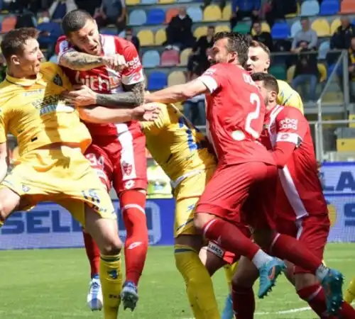 Il Lecce vede la A, Cremonese ko a Crotone, Monza masochista a Frosinone