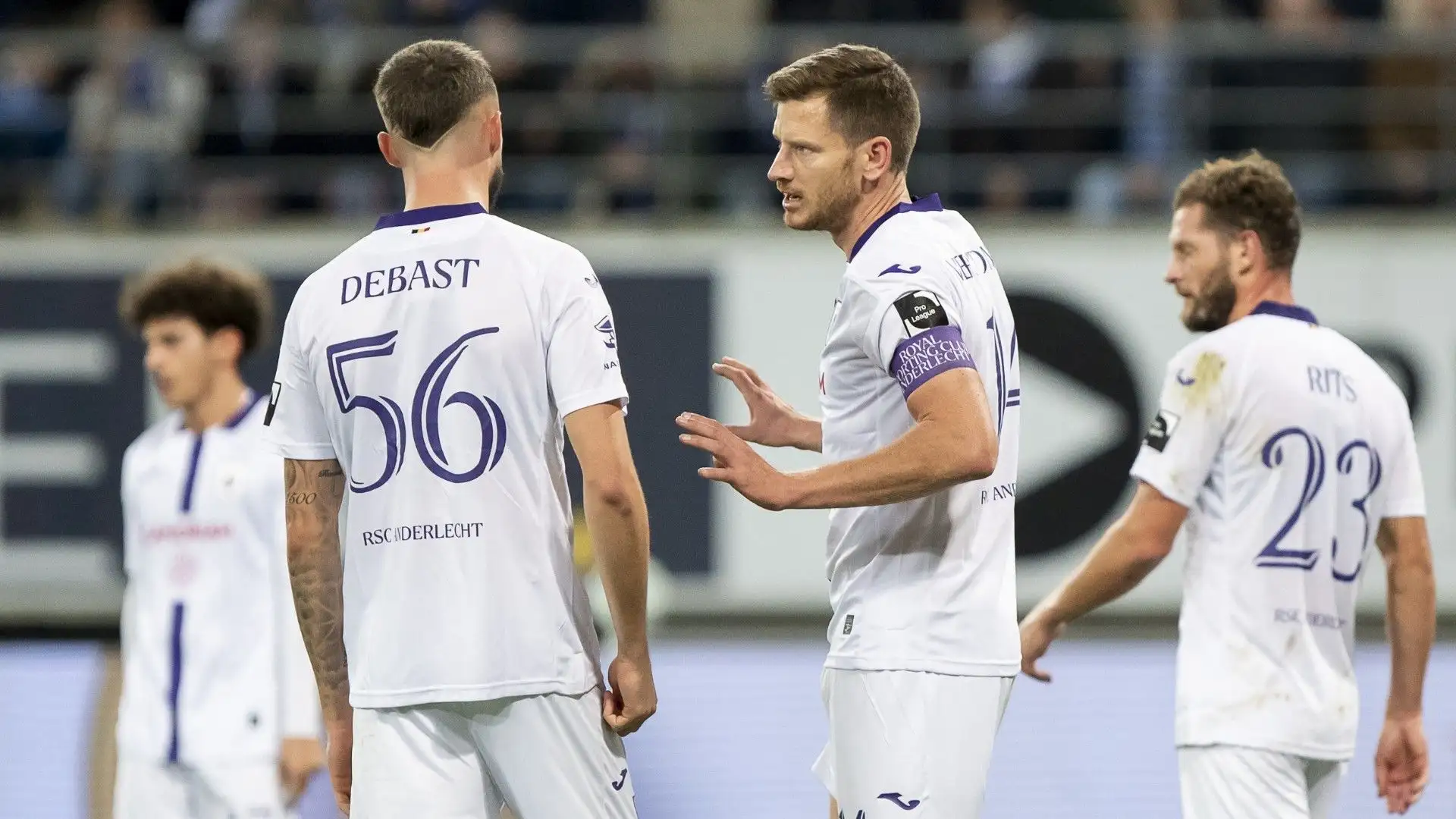 Il club rossonero è alla ricerca di nuovi innesti per il reparto difensivo
