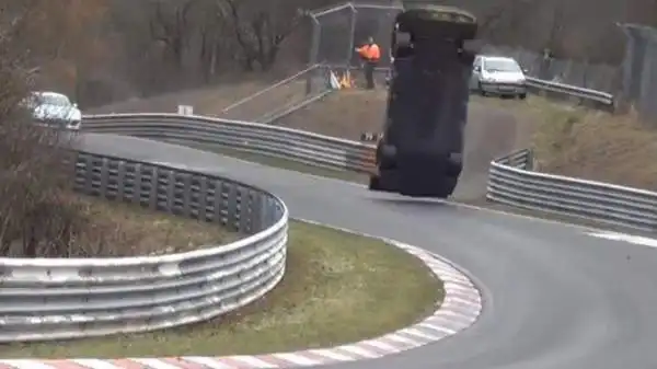 La vettura del britannico decolla ad alta velocità durante la prova di endurance VLN.