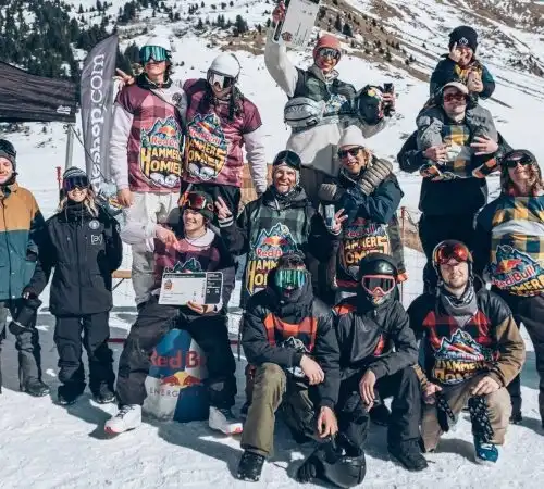 Red Bull hammers with homies, grande snowboard a Obereggen