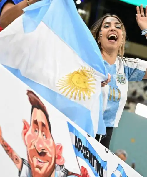 Olanda-Argentina: sfida tra belle tifose in tribuna. Le foto