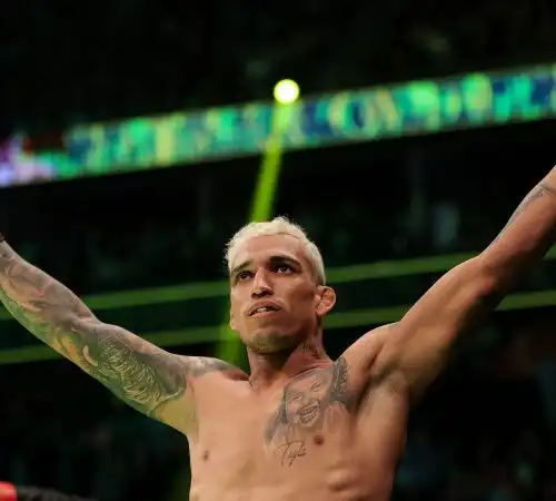 UFC: Oliveira sottomette Poirier e resta campione