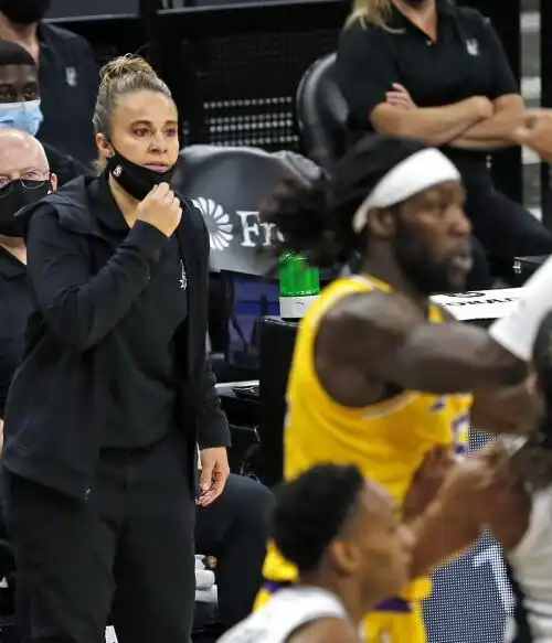 Ora Becky si aspetta un altro regalo da Popovich: le foto