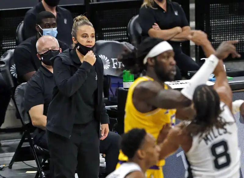 Pochi giorni fa un altro muro è caduto: Becky Hammon è la prima donna ad aver guidato dalla panchina, in qualità di capo allenatore, una squadra NBA