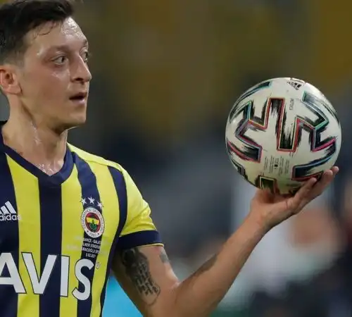 Ozil preoccupa il Fenerbahce: trasportato fuori dal campo in barella