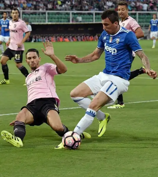 Juve al minimo, basta un autogol. La squadra di Allegri non brilla e soffre a tratti, ma passa a Palermo.