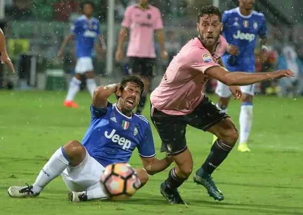 Juve al minimo, basta un autogol. La squadra di Allegri non brilla e soffre a tratti, ma passa a Palermo.
