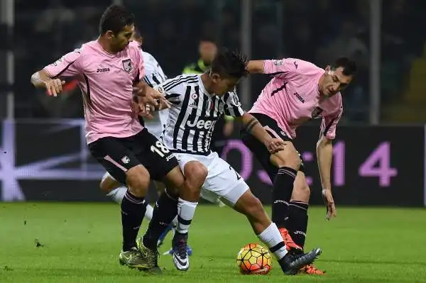 Juventus in volo: Palermo distrutto. La risalita continua. Un colpo di testa del croato, Sturaro e Zaza stendono il Palermo: 3-0 e 4a vittoria di fila per i bianconeri.