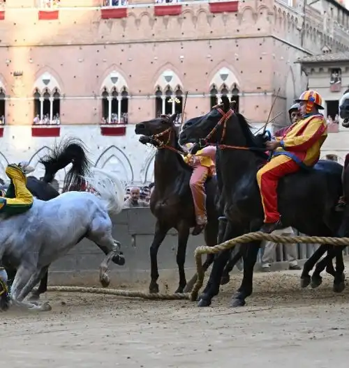 Palio di Siena unico nel suo genere: due ritiri, vince il Drago