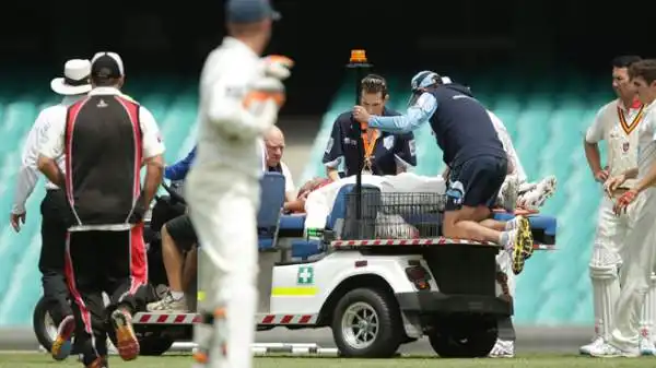 L'australiano Phil Hughes è morto dopo essere stato colpito violentemente alla testa dalla pallina durante una partita di cricket a Sydney. Il giocatore è crollato a terra privo di sensi.