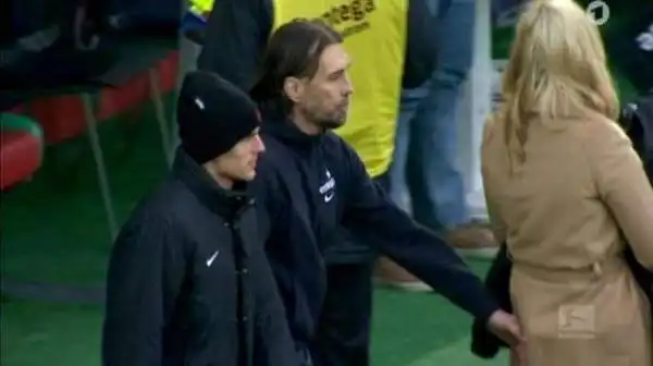 Martin Schmidt si è lasciato andare con la sua addetta stampa dopo il 2-0 del Mainz sull'Augsburg.