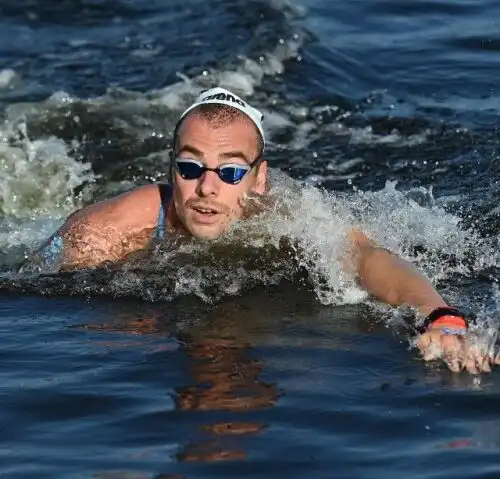 Gregorio Paltrinieri torna in acqua