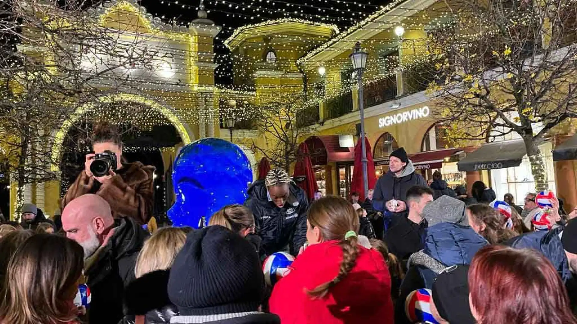 Il centro commerciale è stato preso d'assalto come ogni weekend.
