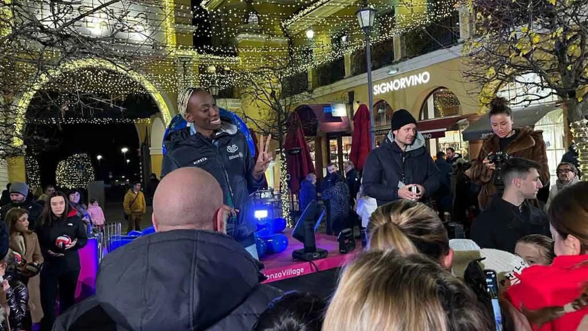 L'arrivo di Paola ha scatenato i tanti presenti.