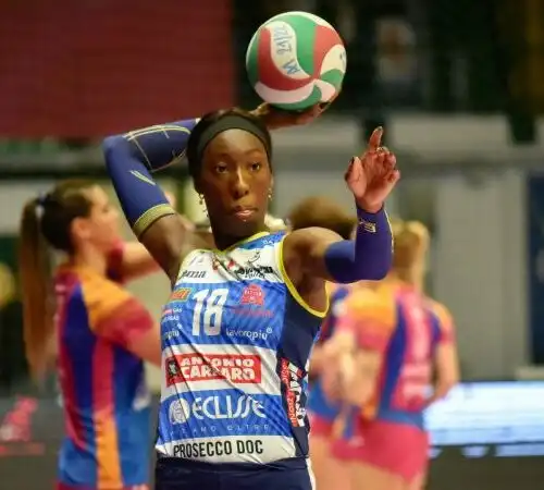 Paola Egonu bella, vincente e con la valigia: le foto della campionessa della pallavolo