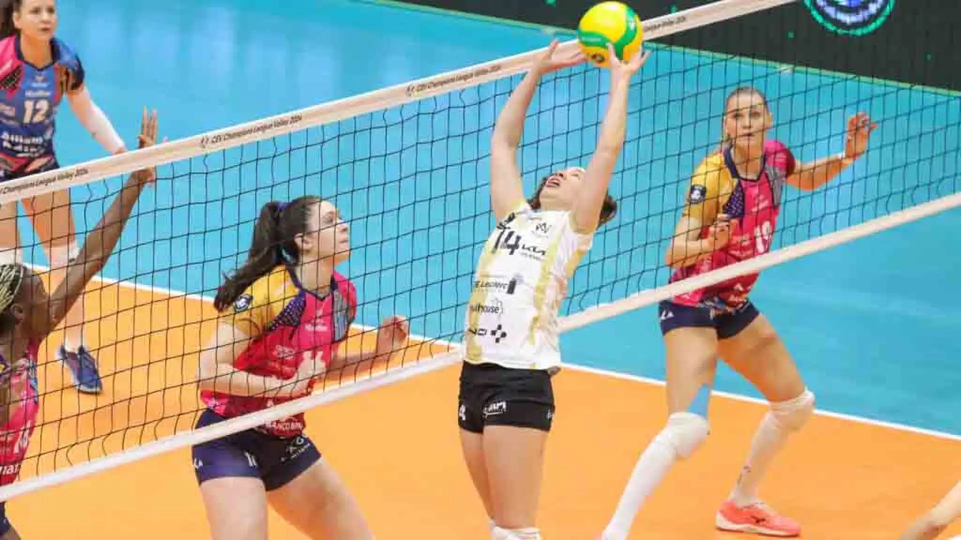 Nonostante un momentaneo passaggio a vuoto nel secondo set contro le francesi del Volley Mulhouse Alsace, la squadra di coach Marco Gaspari ha dimostrato grande determinazione e ripreso la marcia inarrestabile.