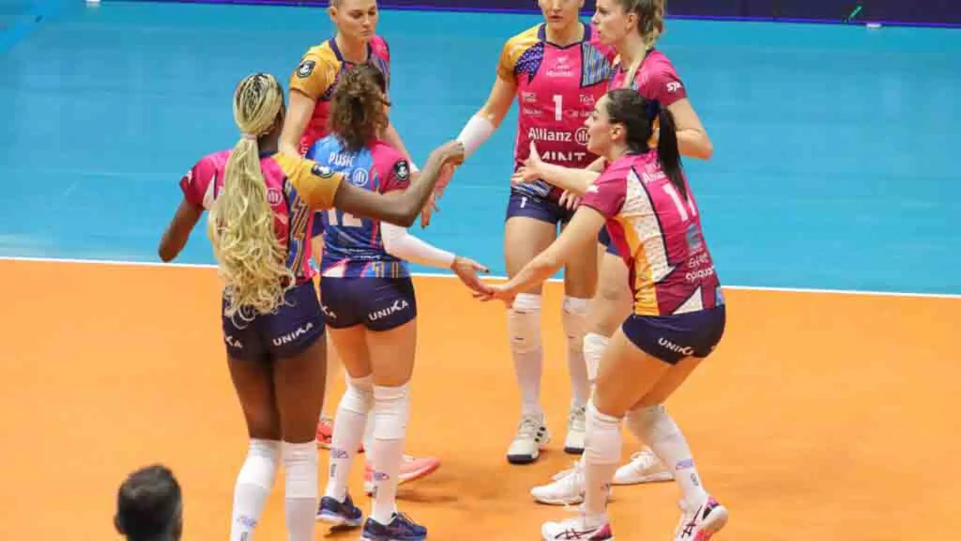 Il primo set ha visto la squadra milanese spingersi con determinazione verso la vittoria, con un sonoro 25-18.