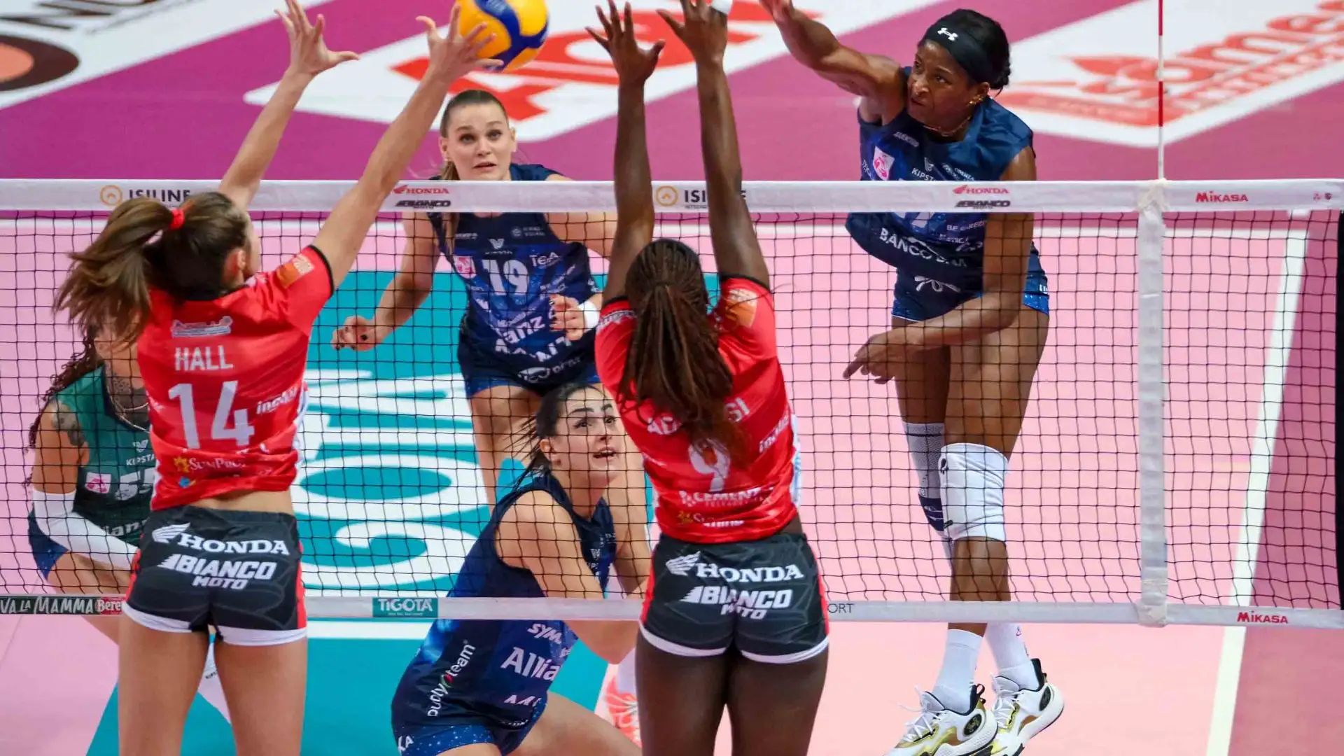 Con questa sesta vittoria consecutiva in Serie A1, la squadra ha consolidato il secondo posto in classifica, alle spalle solo della Prosecco Doc Imoco Conegliano, che quest'anno è riuscita a battere l'Allianz. 
