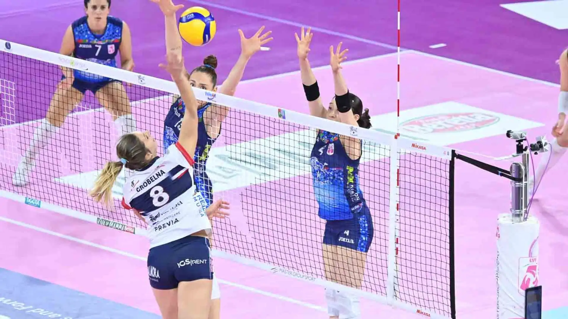 Dopo una serie di successi contro Novara, Pinerolo, Chieri, Roma, Casalmaggiore, e la vittoria della scorsa settimana contro Cuneo, Orro e le sue compagne sono pronte per una nuova sfida. Con undici vittorie contro le sette dei Firenze, Milano proverà a consolidare la propria posizione in classifica.