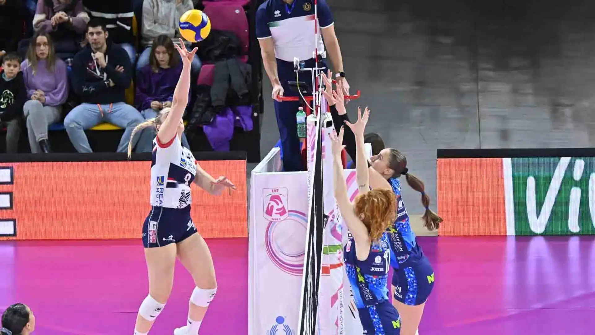  La partita, che si terrà tra due giorni, domenica 17 dicembre alle 17.00, (con trasmissione in diretta su Volleyballworld.it), vedrà la squadra di Marco Gaspari scontrarsi in trasferta al Palazzo Wanny contro Il Bisonte Firenze.