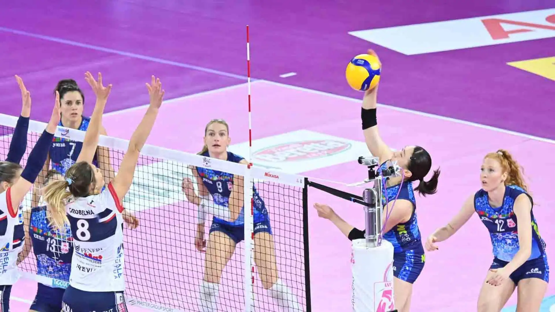 La partita farà incontrare quattro ex tra giocatrici e staff tecnico. Tra le fila di Firenze, la centrale Sonia Candi (stagione 2018/2019) e la schiacciatrice olandese Nika Daalderop (stagioni 2018/2019 e 2019/2020); Milano, invece, rivedrà dall’altra parte della rete Alessia Mazzarro e coach Carlo Parisi. 