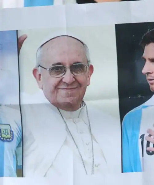 Messi o Maradona: Papa Francesco sorprende tutti. Foto
