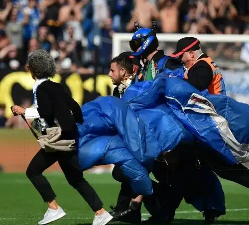 Sassuolo-Inter, incredibile: un paracadutista atterra in campo